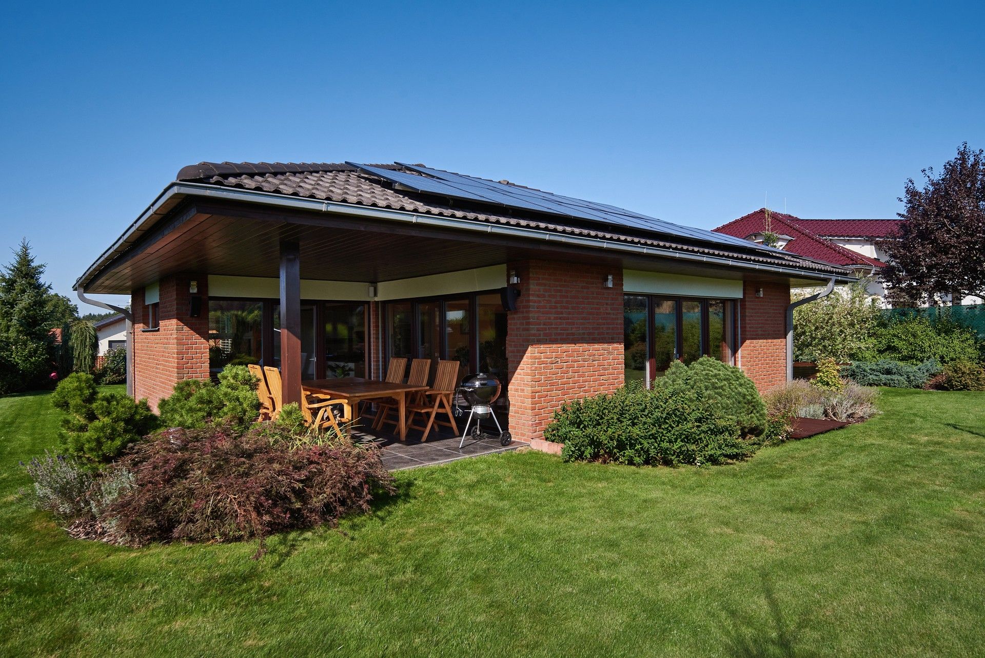 Dřevostavba Coventina s fotovoltaickými panely a zastřešenou terasou