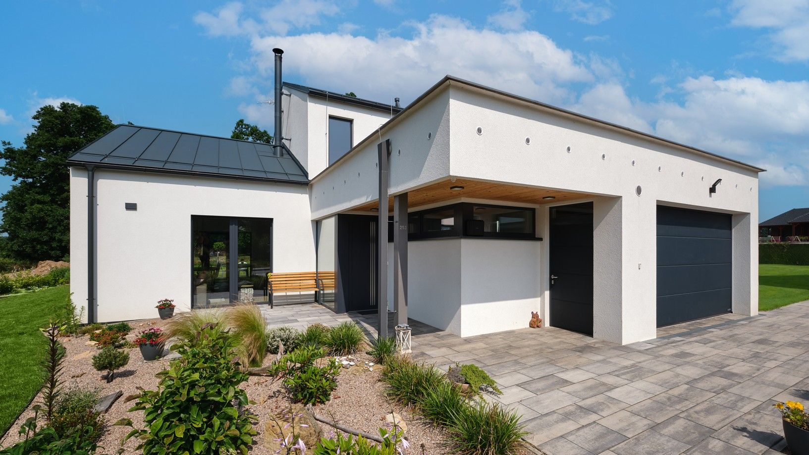 Individuální řešení dřevostavby s plochou střechou a dvojgaráží, čelní pohled