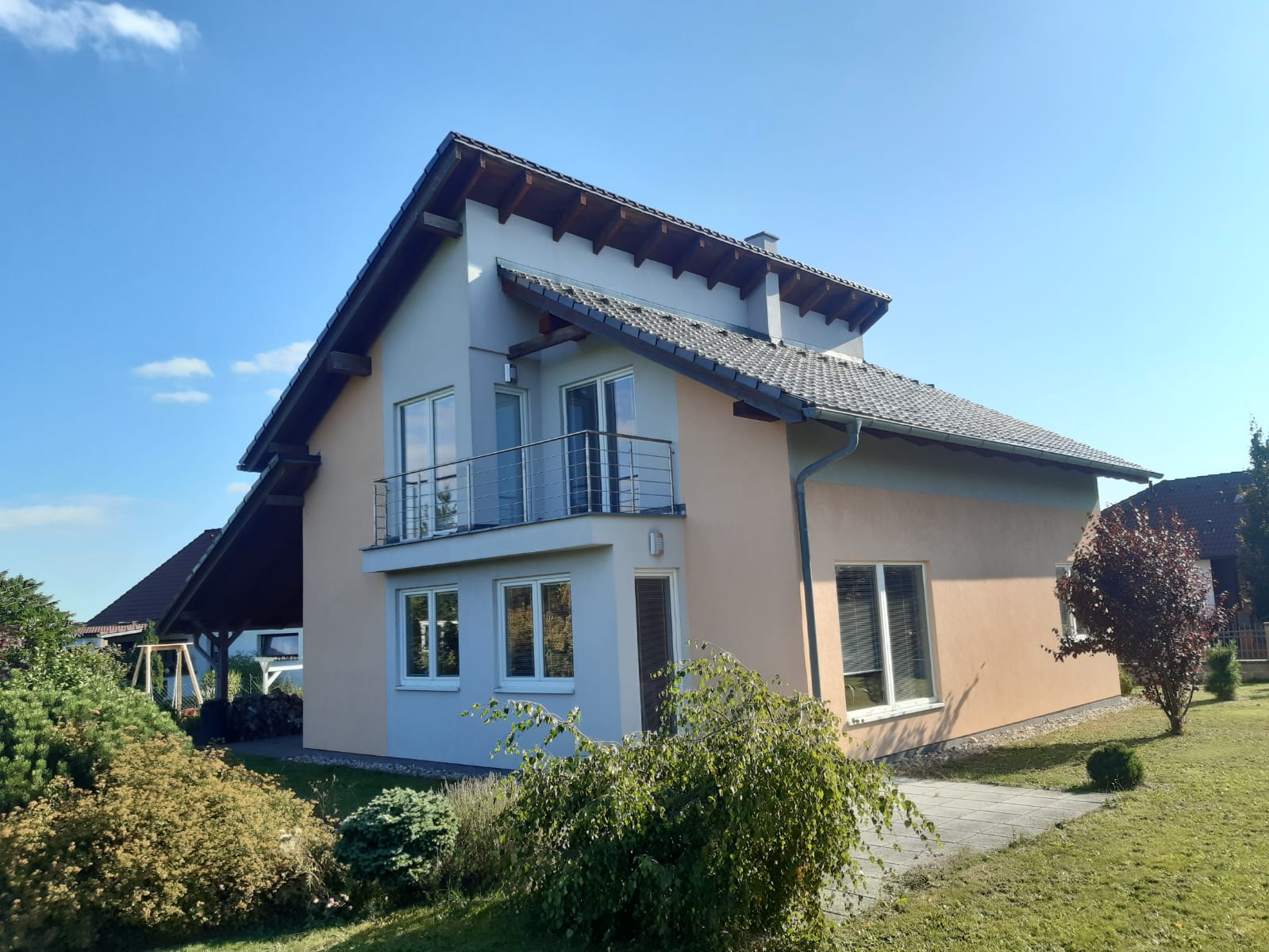 Vzorový dům Chrudim, patrová dřevostavba s valbovou střechou