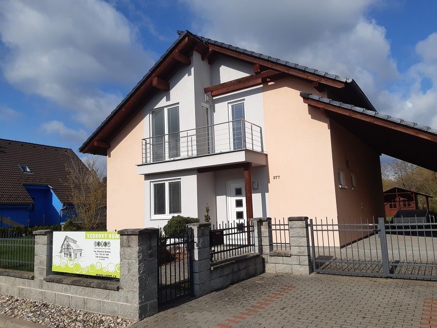 Vzorový dům Chrudim, patrová dřevostavba s mansardovou střechou