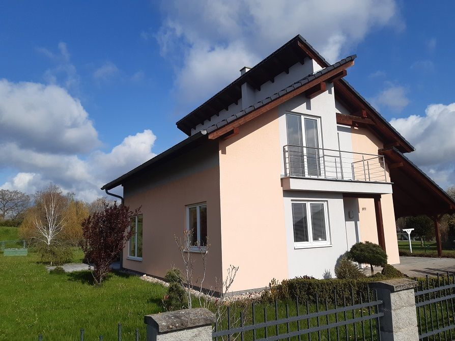 Vzorový dům Chrudim, patrová dřevostavba s balkonem v patře