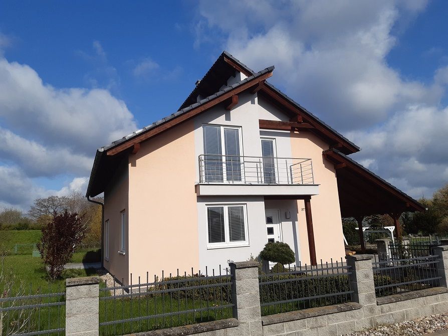 Vzorový dům Chrudim, patrová dřevostavba s balkonem
